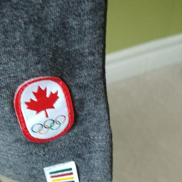 NWT XXL 🌟HOST PICK🌟T'shirt, Grey Color with logo "TORONTO" - Picture 6 of 7